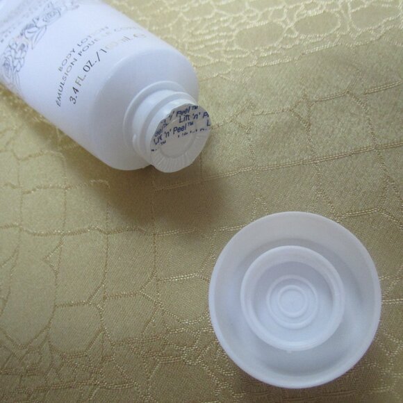 OSCAR DE LA RENTA Bella Essence Body Lotion Factory Sealed 3.4 oz/100ml NEW - Picture 8 of 10